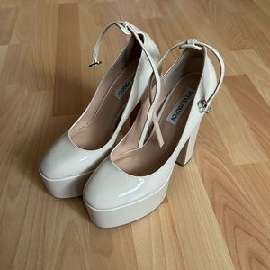 SKYRISE Bone Patent by Steve Madden (used)